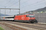 Re 460 062-3 durchfährt den Bahnhof Gelterkinden.