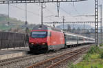 Re 460 007-8 durchfährt den Bahnhof Gelterkinden.