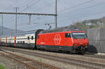 Re 460 095-3 durchfährt den Bahnhof Gelterkinden.