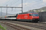 Re 460 109-2 durchfährt den Bahnhof Gelterkinden.