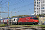 Re 460 015-1 durchfährt den Bahnhof Pratteln.