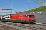 Re 460 040-9 durchfährt den Bahnhof Gelterkinden.