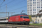 Re 460 100-1 durchfährt den Bahnhof Pratteln.