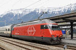 Re 460 026-8 wartet beim Bahnhof Interlaken Ost.