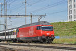 Re 460 118-3 durchfährt den Bahnhof Pratteln.