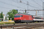 Re 460 077-1 durchfährt den Bahnhof Pratteln.