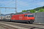 Re 460 025-0 durchfährt den Bahnhof Gelterkinden.