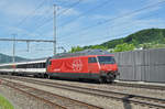 Re 450 070-6 durchfährt den Bahnhof Gelterkinden.