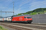 Re 450 058-1 durchfährt den Bahnhof Gelterkinden.