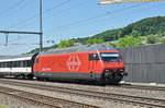 Re 460 019-3 durchfährt den Bahnhof Gelterkinden.