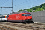 Re 460 087-0 durchfährt am den Bahnhof Gelterkinden.