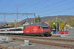 Re 460 023-5 wartet beim Bahnhof Sissach.