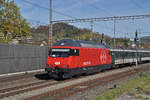 Re 460 001-1 durchfährt den Bahnhof Gelterkinden.