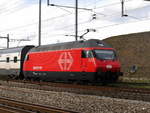 SBB - 460 090-4 mit IR unterwegs bei Prattelen am 28.10.2017