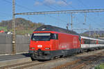 Re 460 033-4 durchfährt den Bahnhof Gelterkinden.