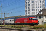 Re 460 085-4 durchfährt den Bahnhof Pratteln.