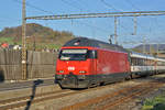 Re 460 001-1 durchfährt den Bahnhof Gelterkinden.