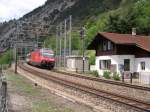 Am 11.07.2005 fhrte uns unsere Wandertour auf die BLS-Sdrampe. An der Rarnerkumme ist dieser IC mit 460 061-5 unterwegs von Basel nach Brig. Rechts von uns und nicht im Bild befindet sich der Tunneleingang des 107m langem Schluchitunnels. 
brigens, reine Wanderzeit von Hohtenn bis hierher sind gute 30 bis 45 min. Wir brauchten mehr als das Doppelte, der Weg ist eben das Ziel.