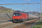 Re 460 093-8 durchfährt den Bahnhof Gelterkinden.