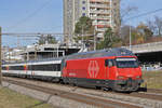 Re 460 049-0 fährt Richtung Bahnhof Muttenz.