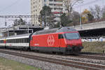 Re 460 030-0 fährt Richtung Bahnhof SBB.