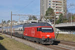 Re 460 026-8 fährt Richtung Bahnhof Muttenz.