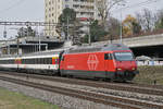 Re 460 045-8 fährt Richtung Bahnhof Muttenz.