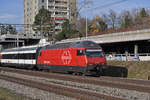 Re 460 100-1 fährt Richtung Bahnhof Muttenz.