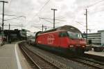 Die Re 460 085-4 Pilatus, am 3.11.03 im Bahnhof Zug.