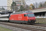 Re 460 030-0 fährt Richtung Bahnhof Muttenz.