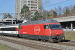 Re 460 046-6 fährt Richtung Bahnhof Muttenz.