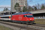 Re 460 016-9 fährt Richtung Bahnhof Muttenz.