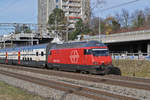 Re 460 050-8 fährt Richtung Bahnhof Muttenz.