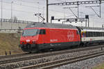 Re 460 027-6 fährt Richtung Bahnhof Muttenz.