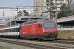 Re 460 111-8 fährt Richtung Bahnhof Muttenz.