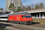 Re 460 051-6 fährt Richtung Bahnhof Muttenz. Die Aufnahme stammt vom 02.01.2018.