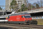 Re 460 047-4 fährt Richtung Bahnhof Muttenz.