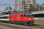 Re 460 033-4 fährt Richtung Bahnhof Muttenz.