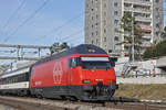 Re 460 107-6 fährt Richtung Bahnhof Muttenz.