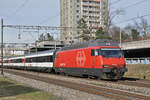 Re 460 038-3 fährt Richtung Bahnhof Muttenz.