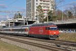 Re 460 090-4 fährt Richtung Bahnhof Muttenz.