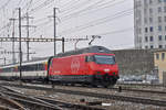 Re 460 010-2 durchfährt den Bahnhof Pratteln.