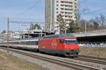 Re 460 074-8 fährt Richtung Bahnhof Muttenz.