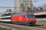 Re 460 102-7 fährt Richtung Bahnhof Muttenz.