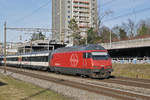 Re 460 043-3 fährt Richtung Bahnhof SBB.