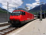 SBB - 460 078-9 mit IC bei der ausfahrt aus dem Bahnhof Brig am 18.05.2018