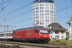 Re 460 016-9 durchfährt den Bahnhof Pratteln.