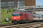 Re 460 026-8 durchfährt den Bahnhof Muttenz.