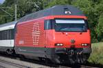 Re 460 042-5  Albis  fährt am 27.07.2018 von Basel herkommend bei Umiken die Bözberg-Südrampe hinunter und wird in wenigen Minuten Brugg erreichen.