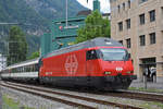 Re 460 040-9 fährt beim Bahnhof Interlaken West ein.